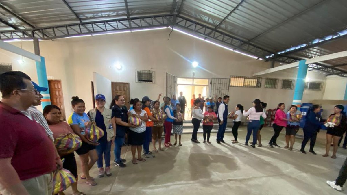 Entrega de kits de alimentos, kits de limpieza y la atención de una brigada médica para 80 familias afectadas por las fuertes lluvias en la comuna Tugaduaja, Santa Elena.