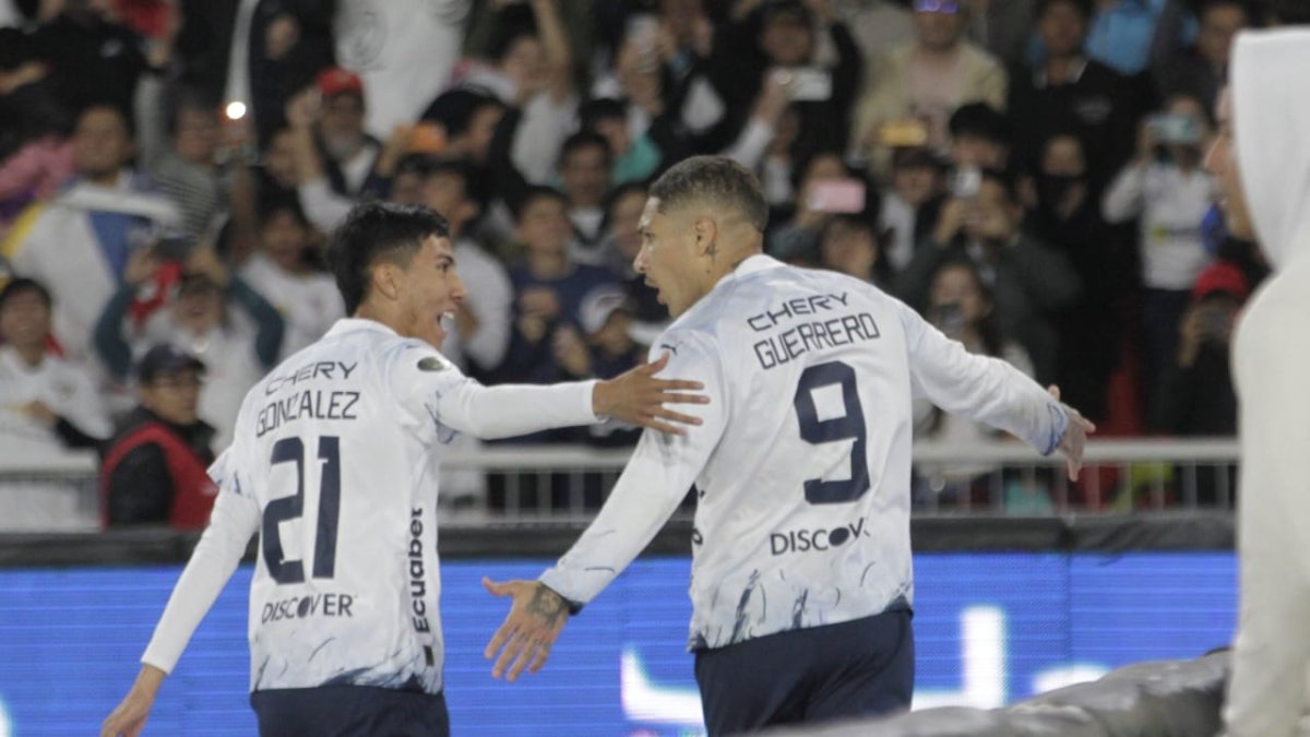 Paolo Guerrero (d) festeja con Sebastián González (i) tras marcar el segundo gol albo.