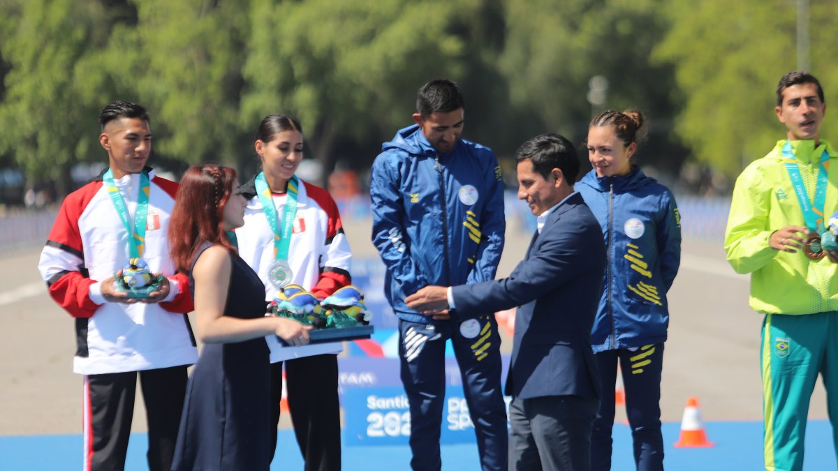 El campeón olímpico Jefferson Pérez colocó las medallas a los marchistas Daniel Pintado y Glenda Morejón.
