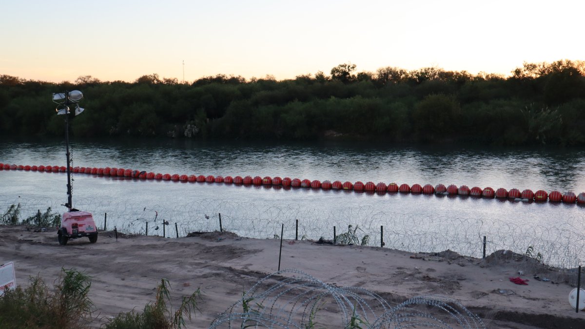 Escena. El gobierno de Texas, bajo el liderazgo del ultraconservador Greg Abotta ordenó instalar una barrera flotante de boyas de 300 metros para dificultar el cruce de los migrantes.