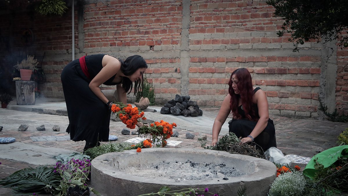Idea. Mujeres preparan un altar para un ritual  de “sanación de  útero”.