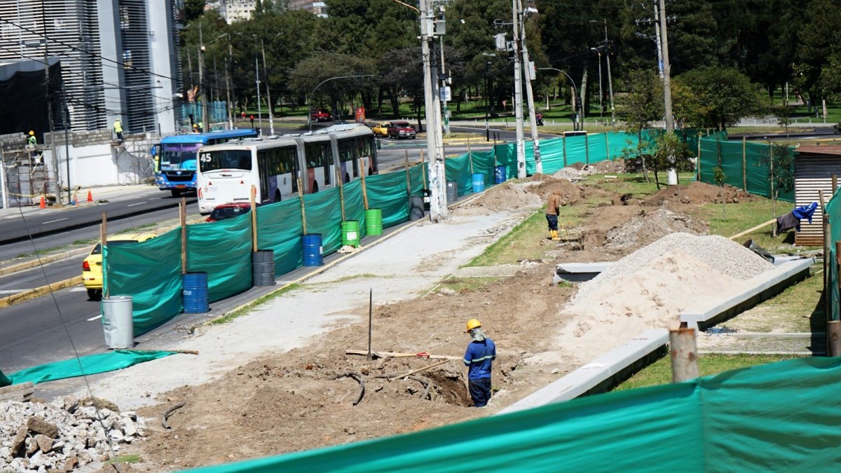 Trabajos. En el parque el Arbolito se construye la nueva parada de buses que van al Valle de Los Chillos.