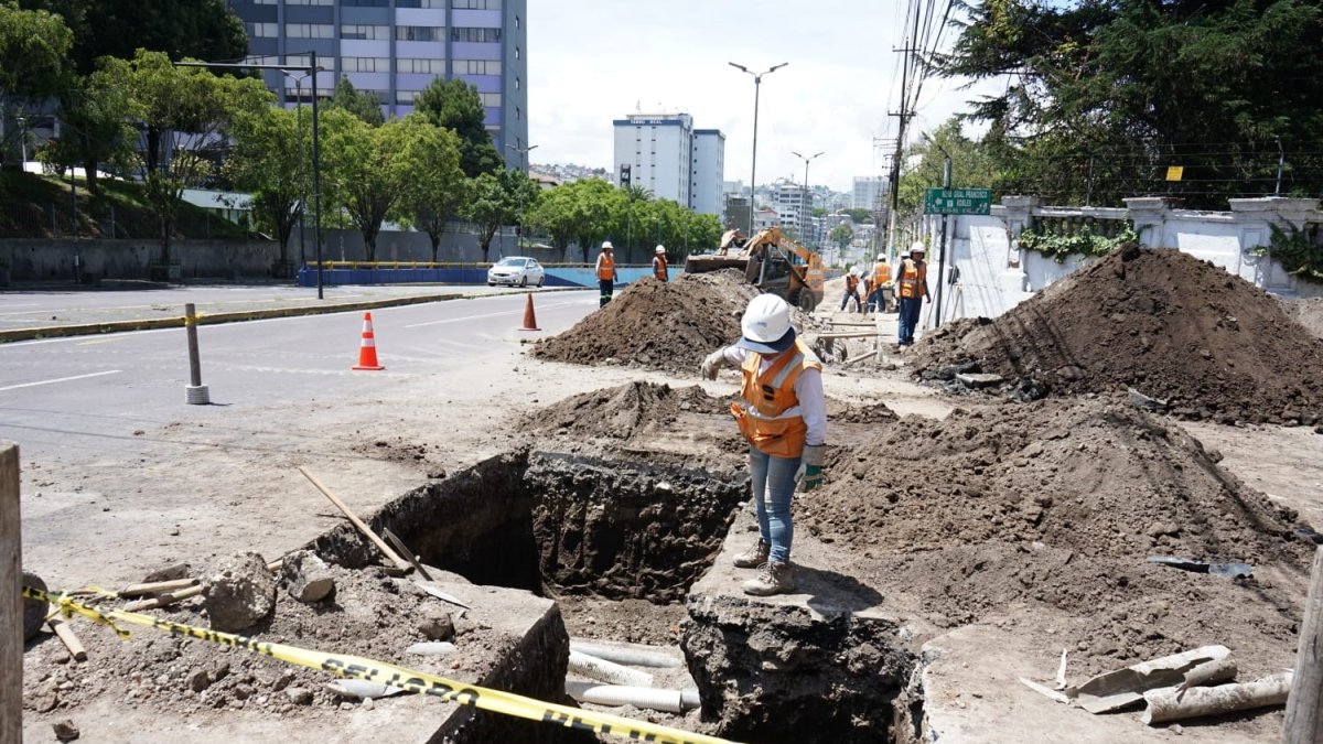 Trabajos. Trabajadores municipales durante la remoción de tierra para el soterramiento de cables.