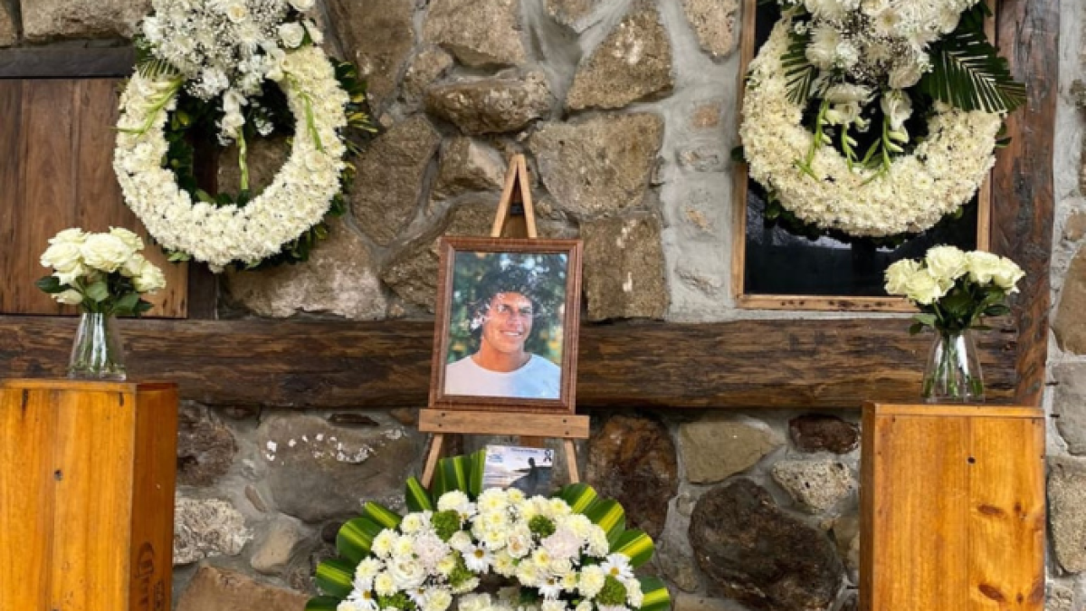 Se ha realizado un altar con rosas en memoria del deportista ecuatoriano.