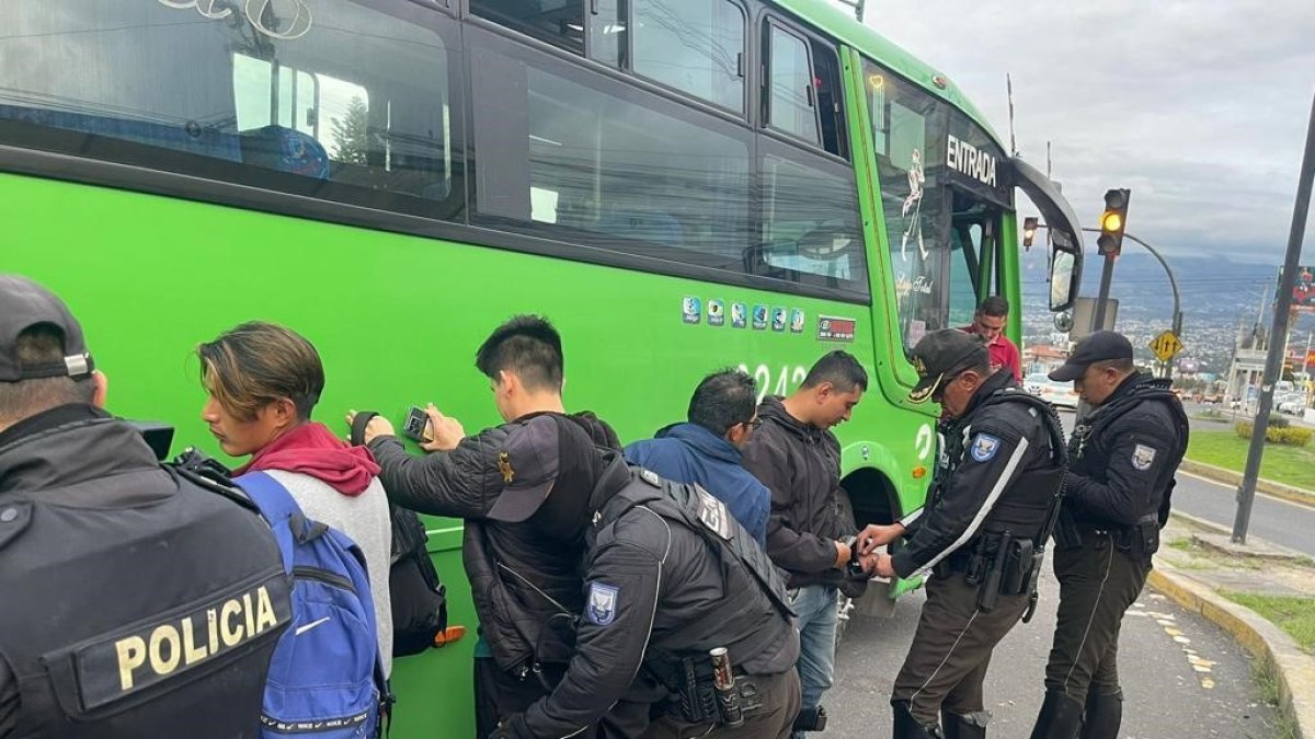 Operativo. La Policía detiene aleatoriamente a los buses para revisar a los pasajeros.
