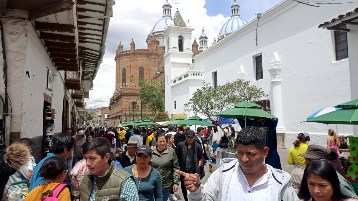 Visitantes. Cuenca contó con masiva visita de turistas en el feriado.