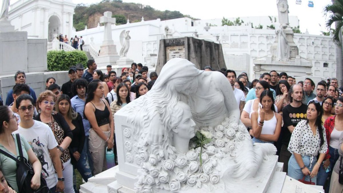 Turistas locales y extranjeros visitaron el cementerio Patrimonial.