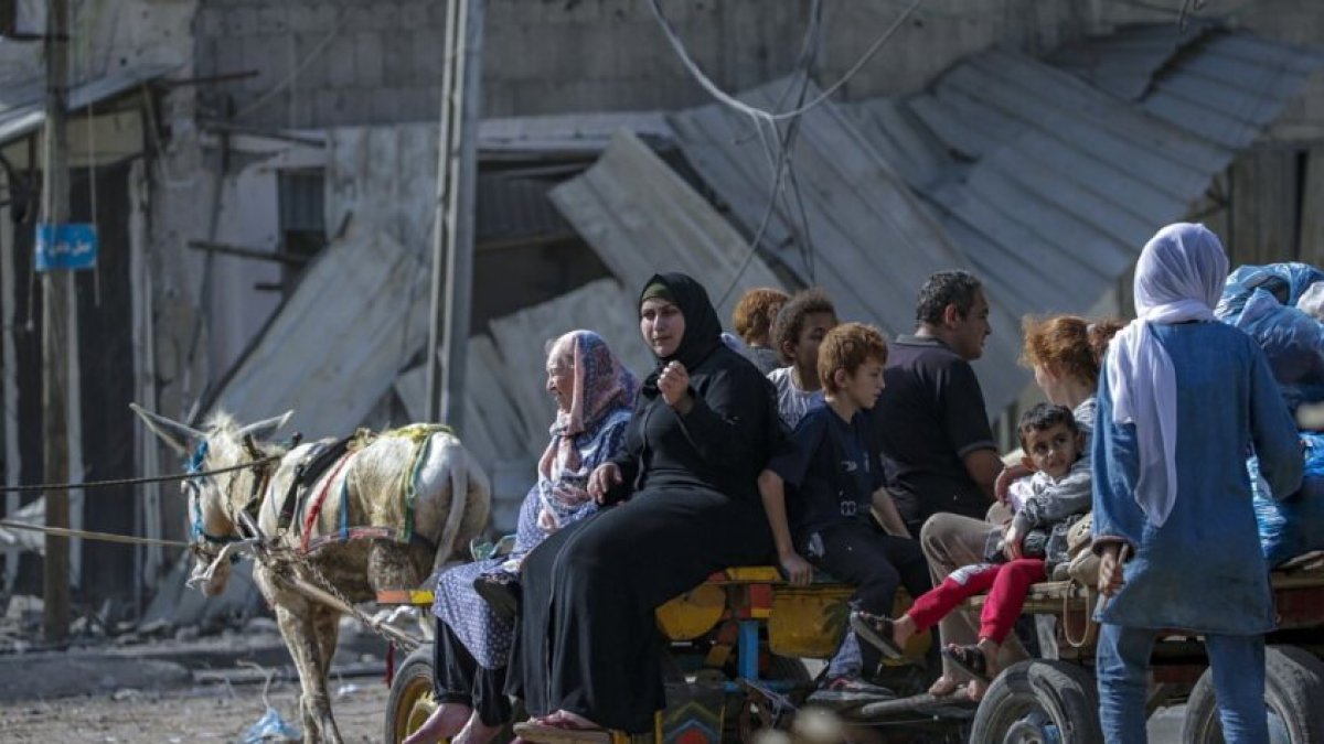 Estado. Familias repletas de menores buscan escapar de la zona de guerra que se ha convertido sus hogares.