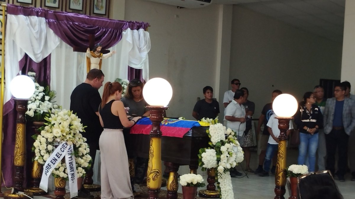 El ataúd de Israel Barona fue llevado a la casa comunal de Montañita y, posteriormente, a la casa de su familia.