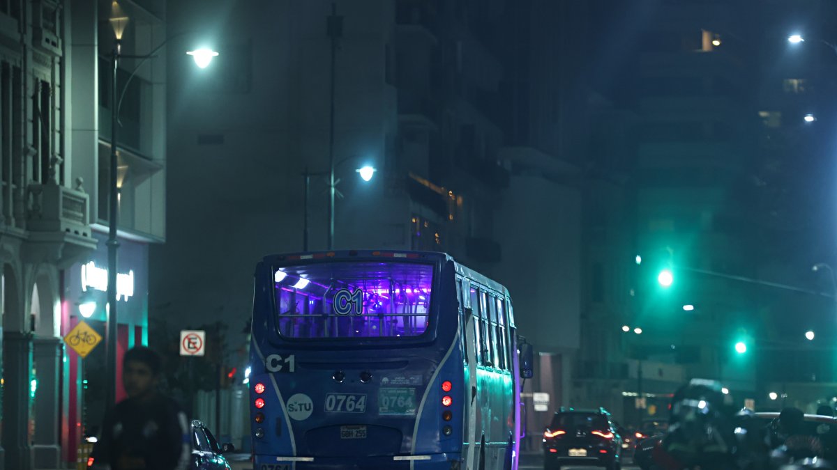 Inconveniente. Muchos vehículos transitan por las calles céntricas del Puerto Principal con ese tipo de luces, que distraen y ciegan a otros conductores.