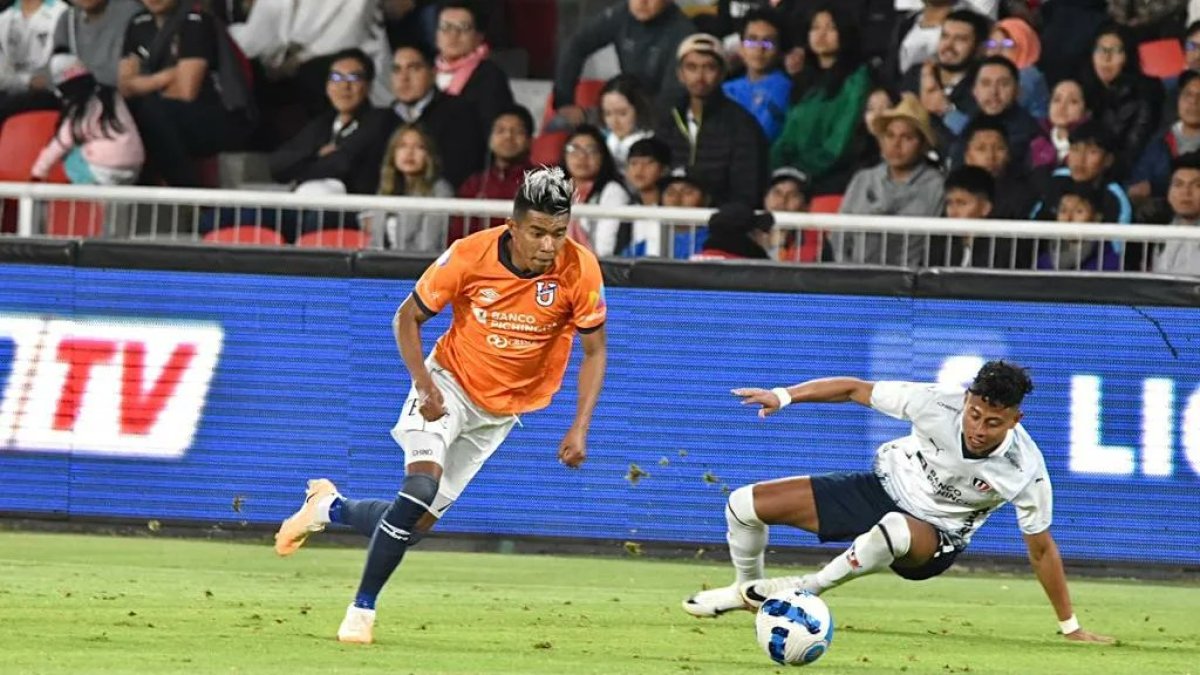 Aron Rodríguez (i) comandaría el ataque de Universidad Católica.