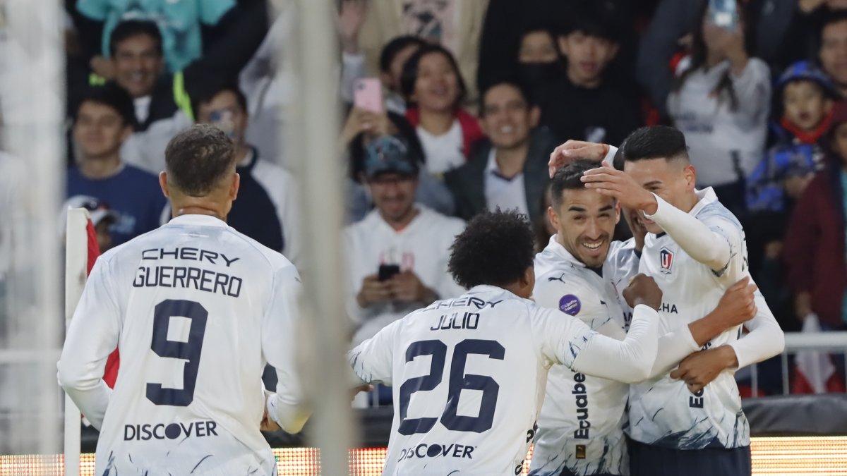 El volante Mauricio Martínez (d) es felicitado por sus compañeros tras marcar el primer gol de Liga de Quito.