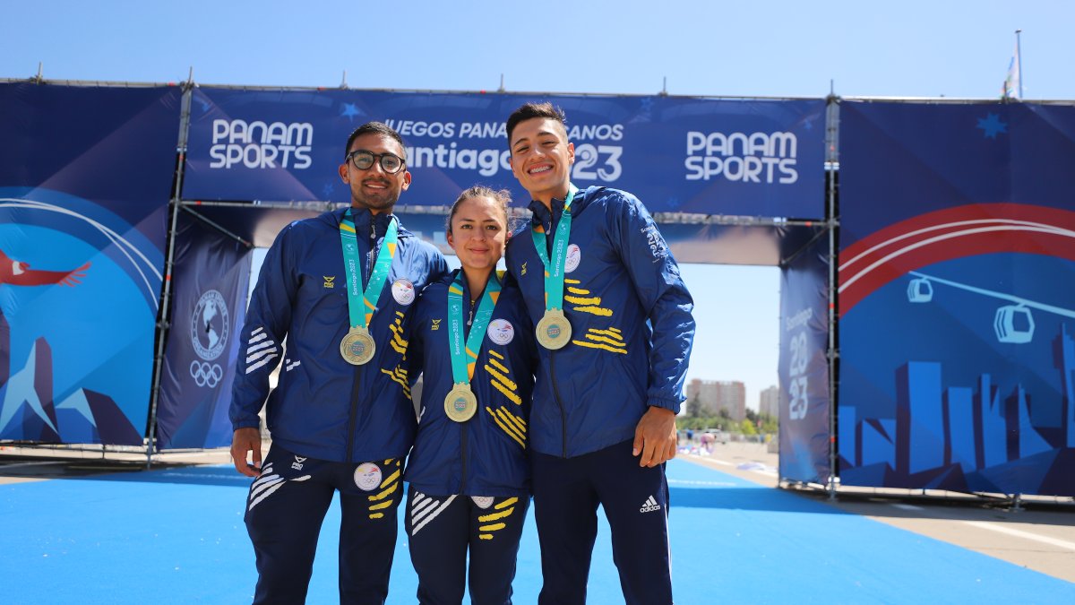 Los marchistas Daniel Pintado (i), Glenda Morejón (c) y David Hurtado (d), con las medallas de oro alcanzadas en Chile.