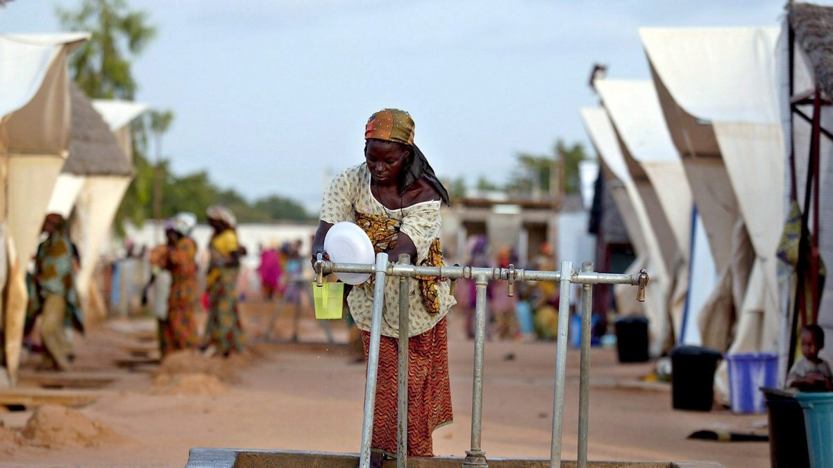 Una mujer lava algunos platos en Maradi, Níger, en una imagen de archivo