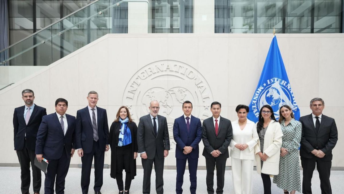 Ejecutivos.- El presidente electo Daniel Noboa (el sexto de izquierda a derecha) junto a una comitiva y autoridades en la visita en Estados Unidos.