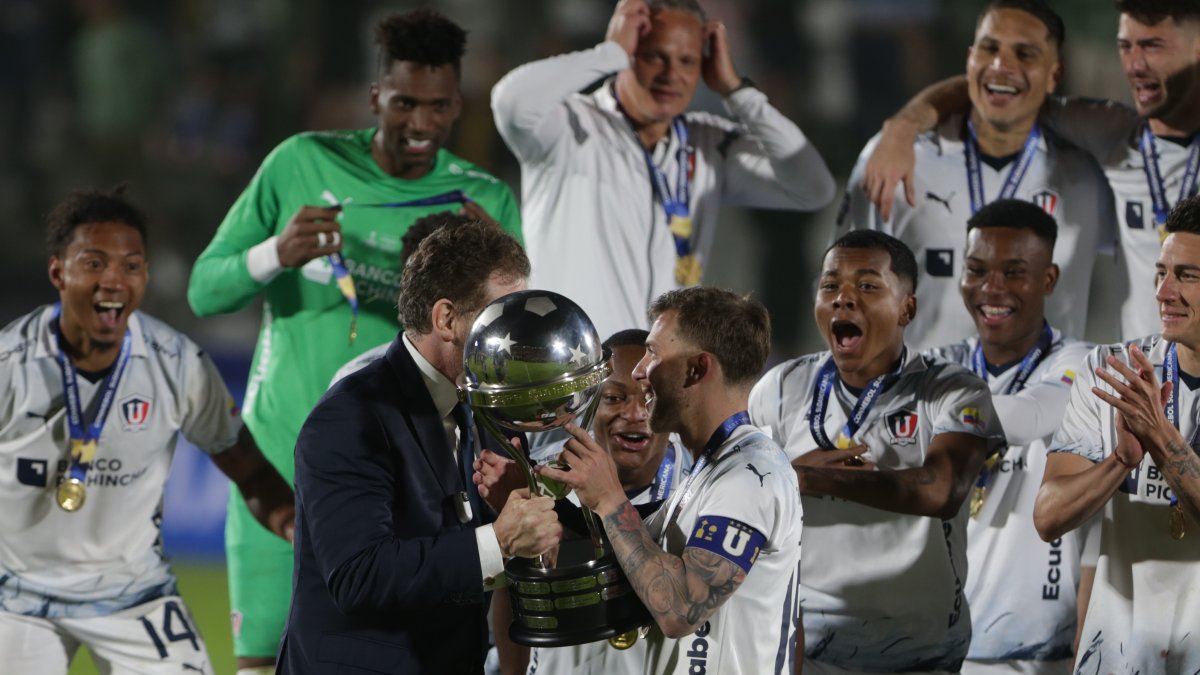 Jugadores de LDU Quito celebran al ganar la Copa Sudamericana frente a Fortaleza, en una fotografía de archivo