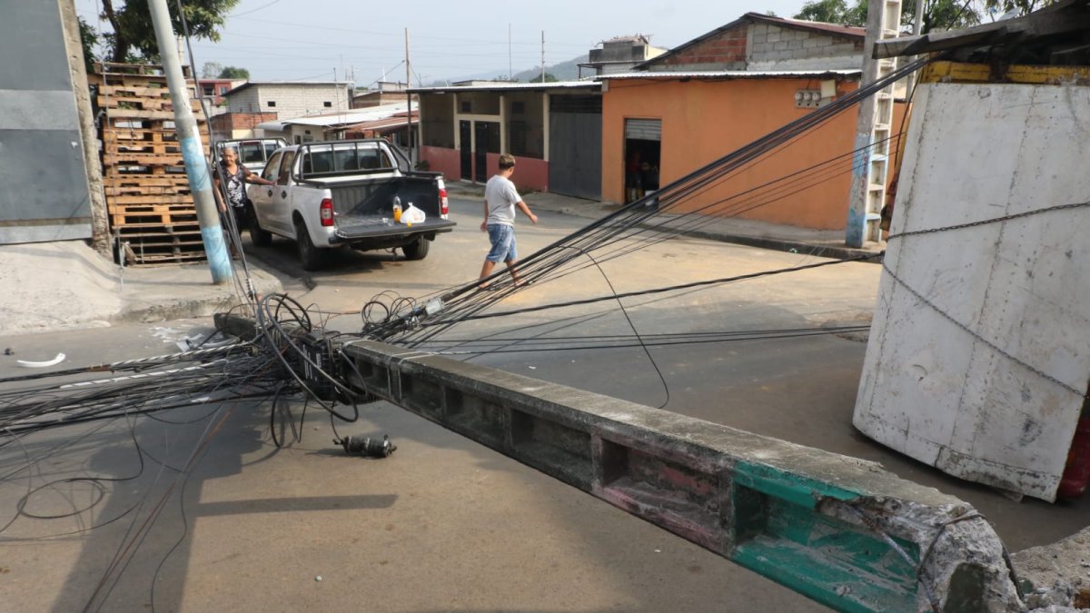Tes postes de luz cayeron al piso en una cooperativa de Pascuales.