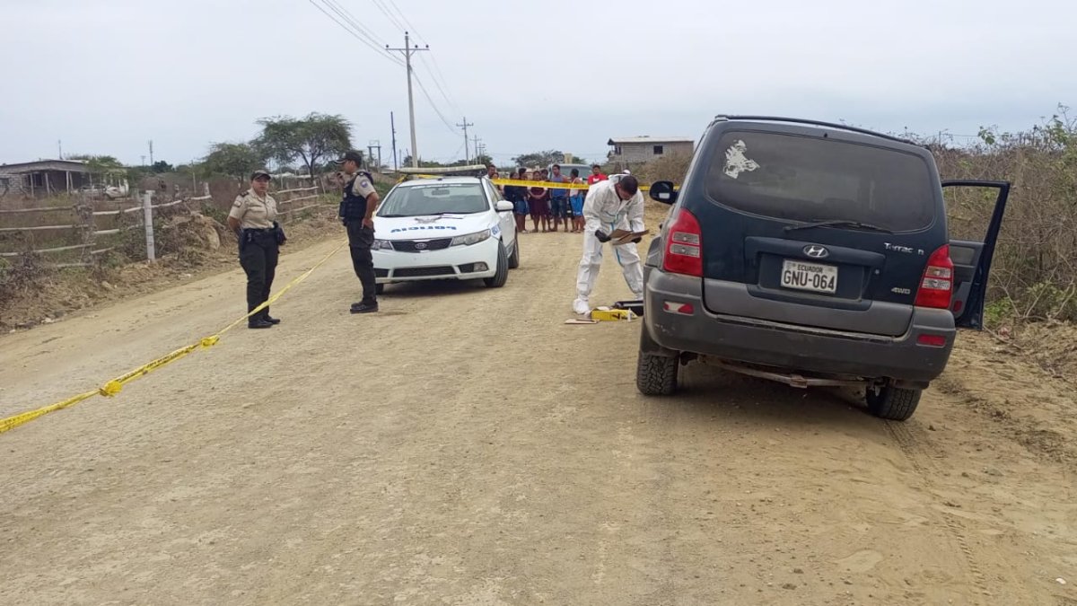 El carro de la víctima quedó a un costado del cuerpo en la ruta.