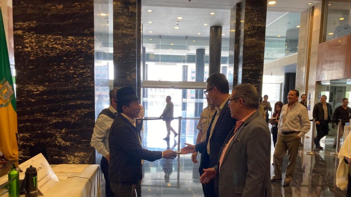 El asambleísta electo César Umajinga fue de los primeros en llegar al legislativo