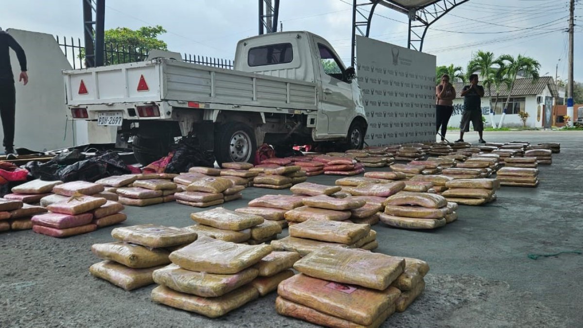 Evidencias. La droga fue encontrada en un pequeño camión en el que viajaban los dos sospechosos.