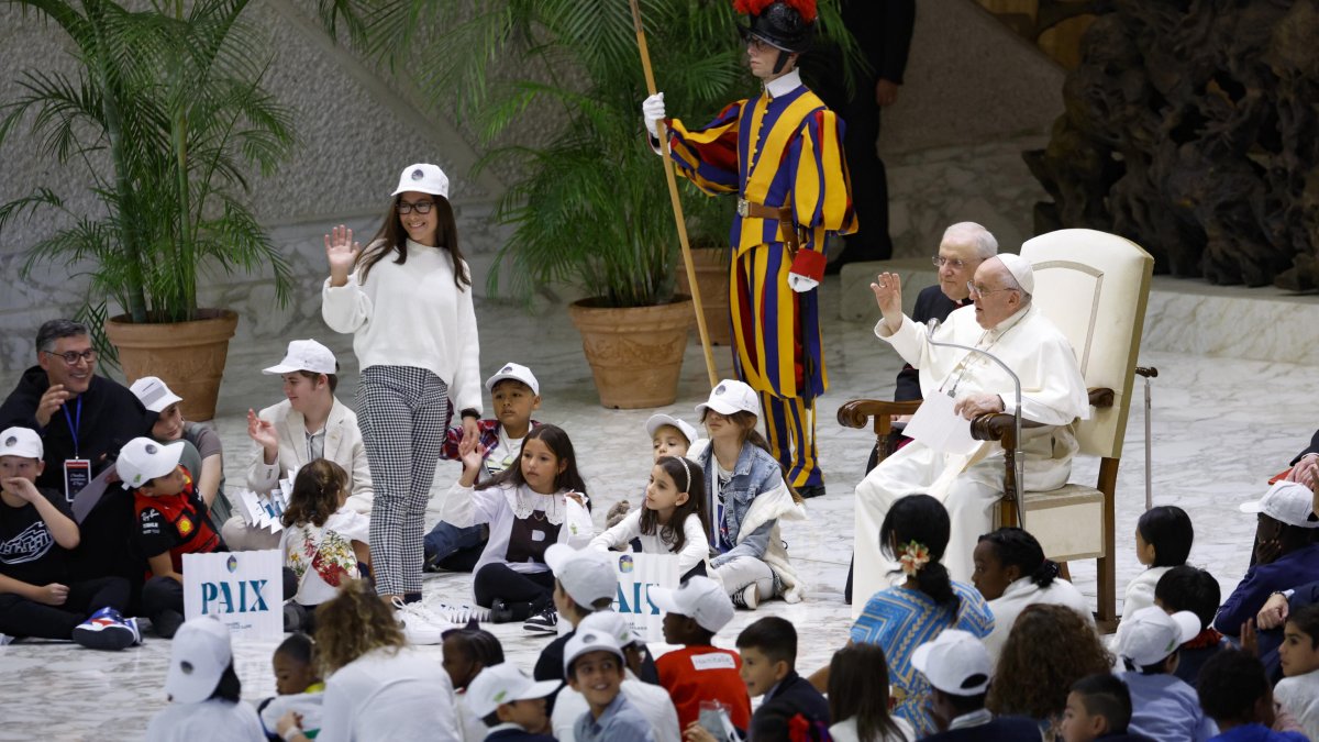 El Papa durante la celebración del encuentro con cerca 7.000 niños del todo el mundo de esta tarde en el aula Pablo VI del Vaticano.