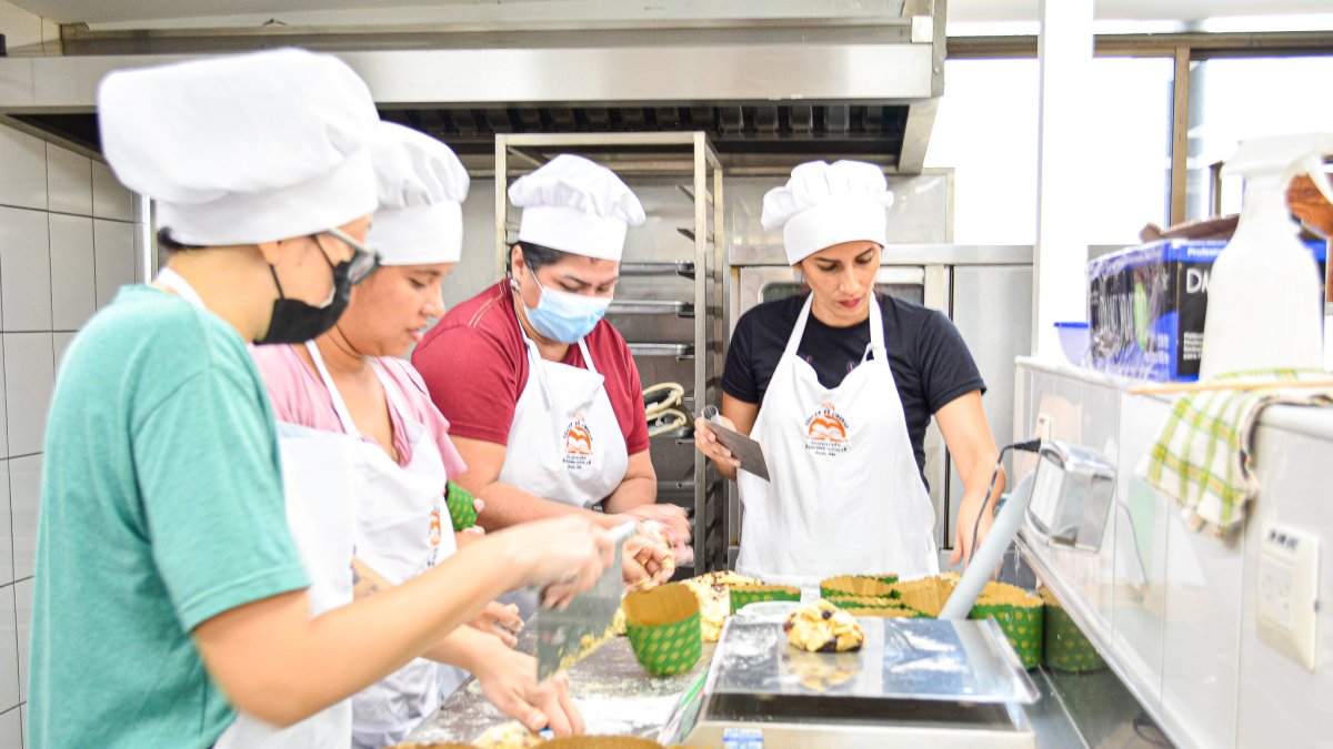 Muestra. En el taller se elabora pan de Pascua.