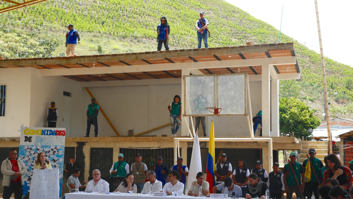 Cauca. Foto del 19 de septiembre, en una mesa de diálogo entre delegados del Gobierno y las disidencias.