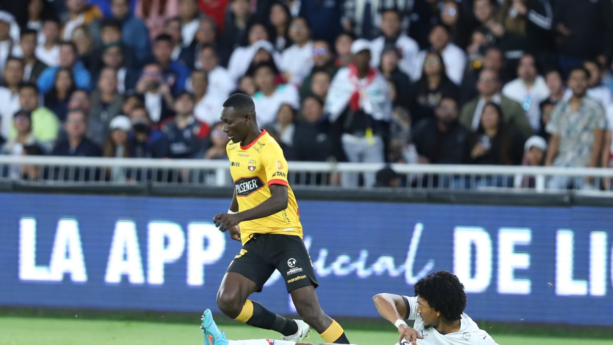 Barcelona (amarillo) y Liga de Quito pelean por ganar la segunda etapa de la LigaPro.