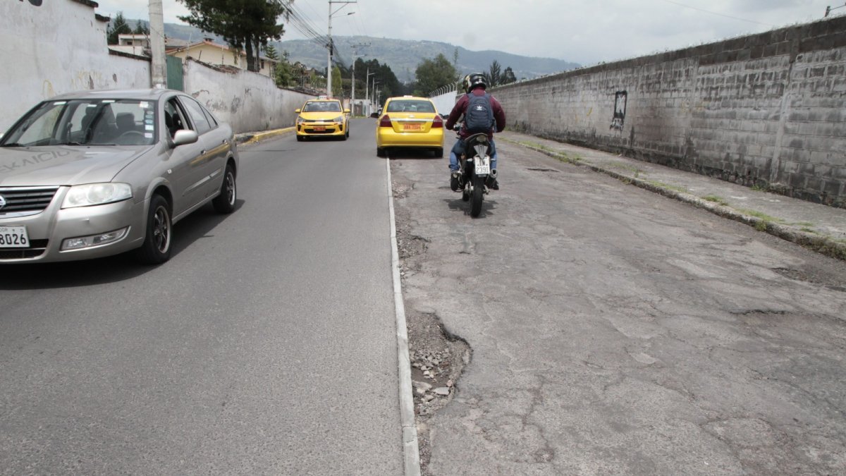 Para sortear los baches los conductores invaden la vía que fue reparada.