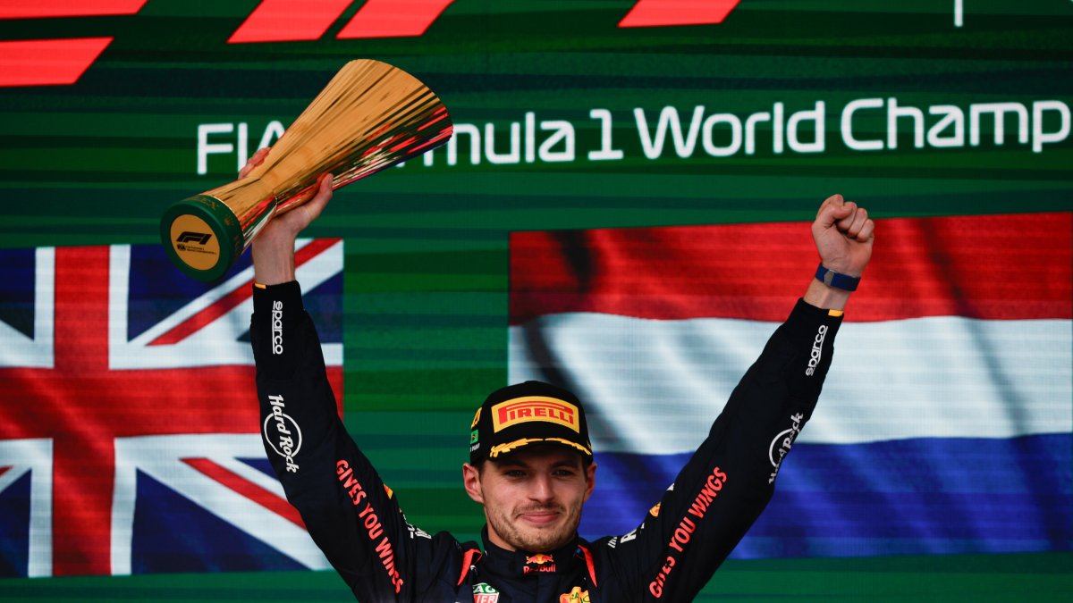 Verstappen levantando su trofeo # 17 de la temporada, aún cuando ya es campeón mundial desde hace un mes.