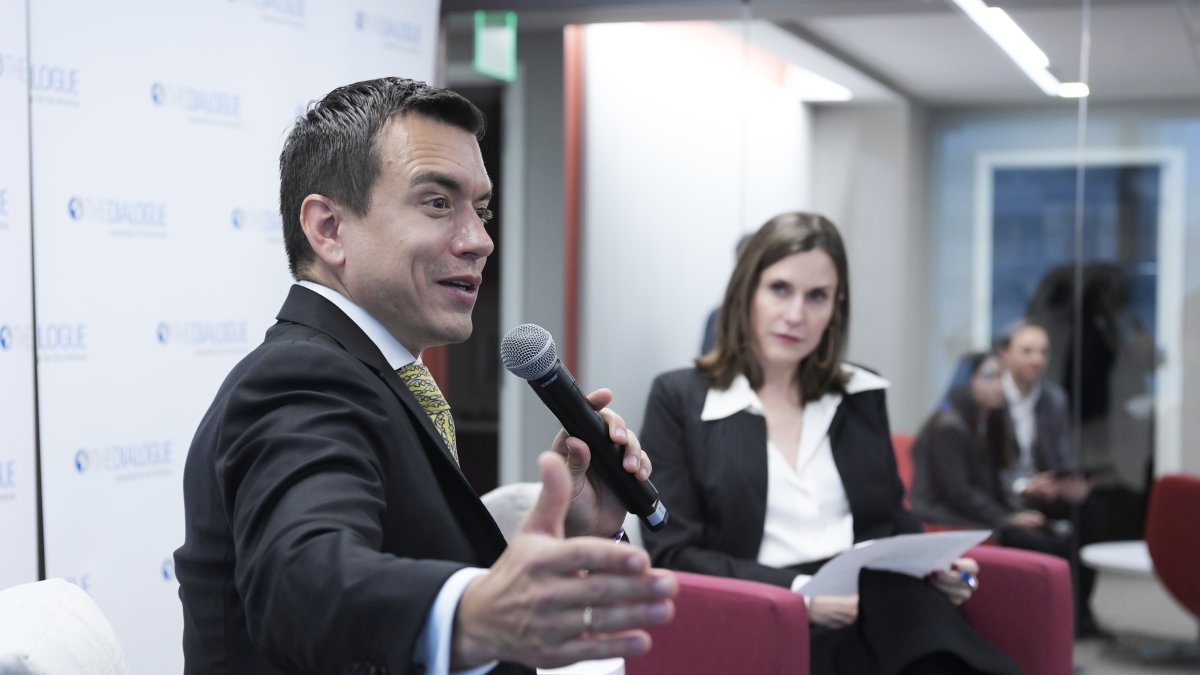 El presidente electo, Daniel Noboa, habla junto a la presidenta y directora ejecutiva de The Interamerican Dialogue, Rebecca Bill Chavez, durante una conferencia ofrecida en Washington.