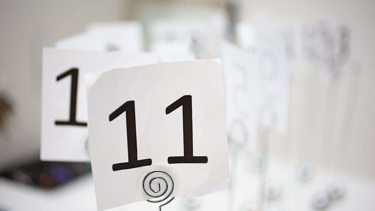 El número 11 en la numerología es un número maestro que simboliza la intuición, la espiritualidad y la capacidad para conectarse con dimensiones más elevadas.