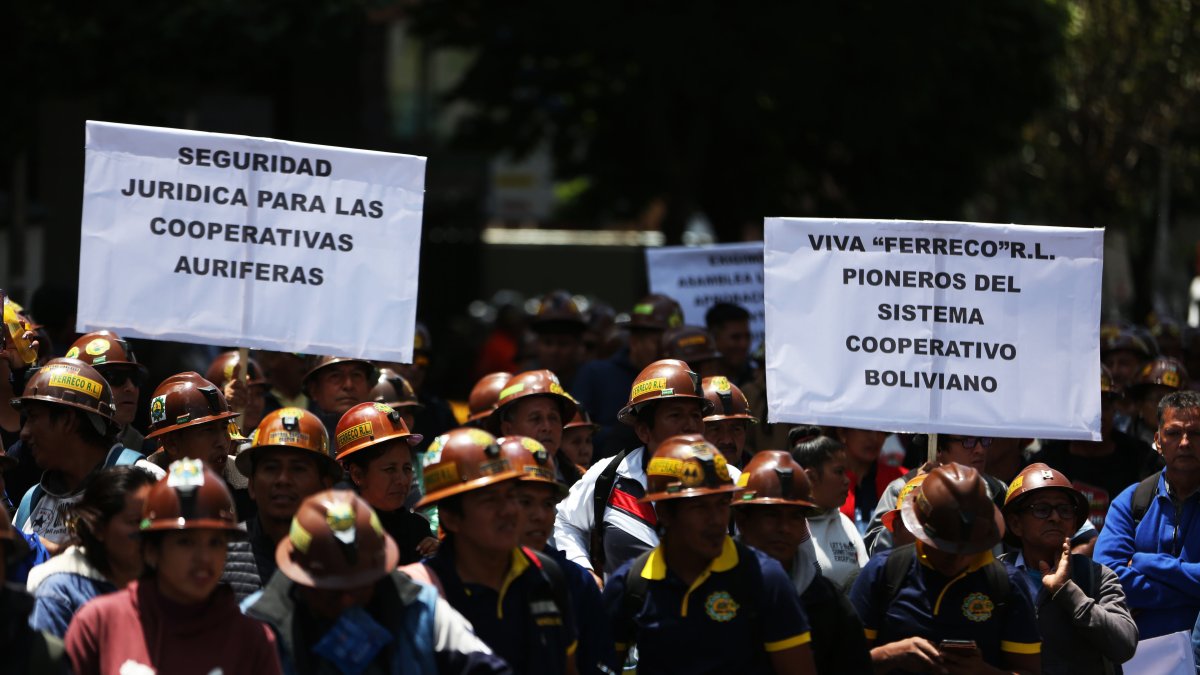 Mineros marchan contra restricciones a explotación de oro en áreas protegidas en Bolivia, este lunes 6 de noviembre de 2023, en La Paz (Bolivia).