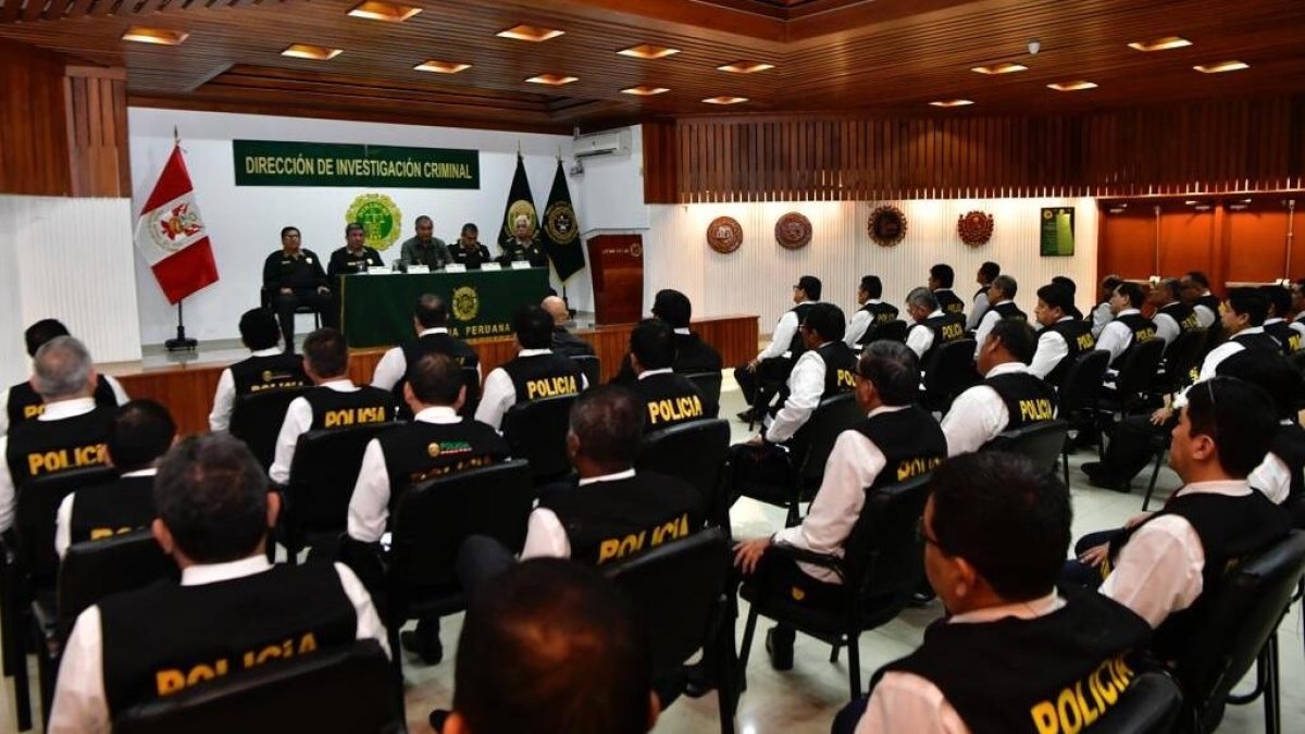 Tras la presentación de resultados de capturas en la sede de la Dirincri, el ministro Vicente Romero se reunió con los oficiales que dirigen la investigación criminal en el país y ratificó respaldo.