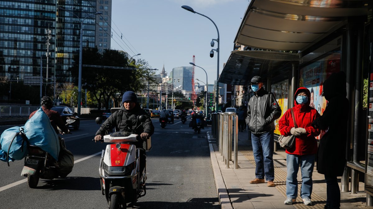 Pekín, la capital del gigante asiático, se despertó este lunes 6 de noviembre de 2023 con una bajada repentina de las temperaturas de más de 10 grados centígrados con respecto a la semana anterior.