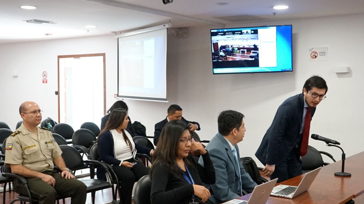 Audiencia. Renato González, director del Isspol, acudió la mañana de ayer al Complejo Judicial norte de Quito.