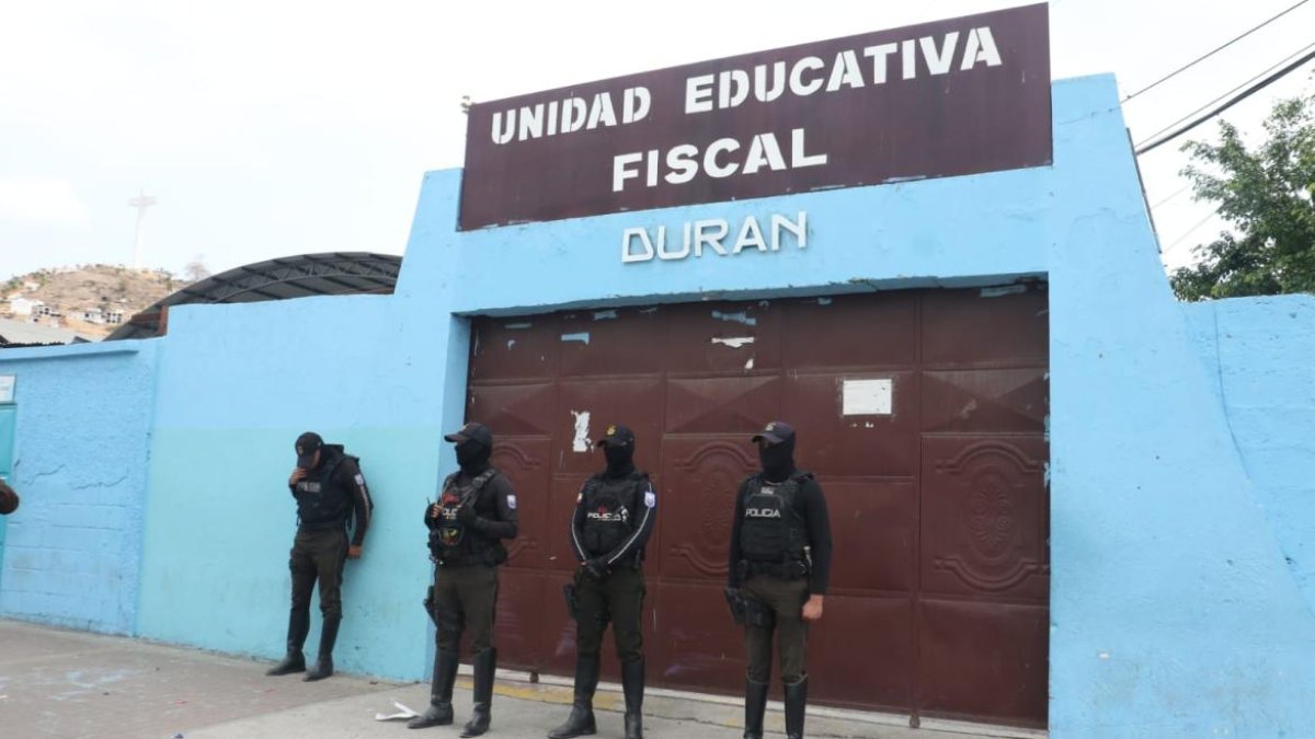 Agentes de la Policía acudieron al establecimiento educativo luego del suceso.