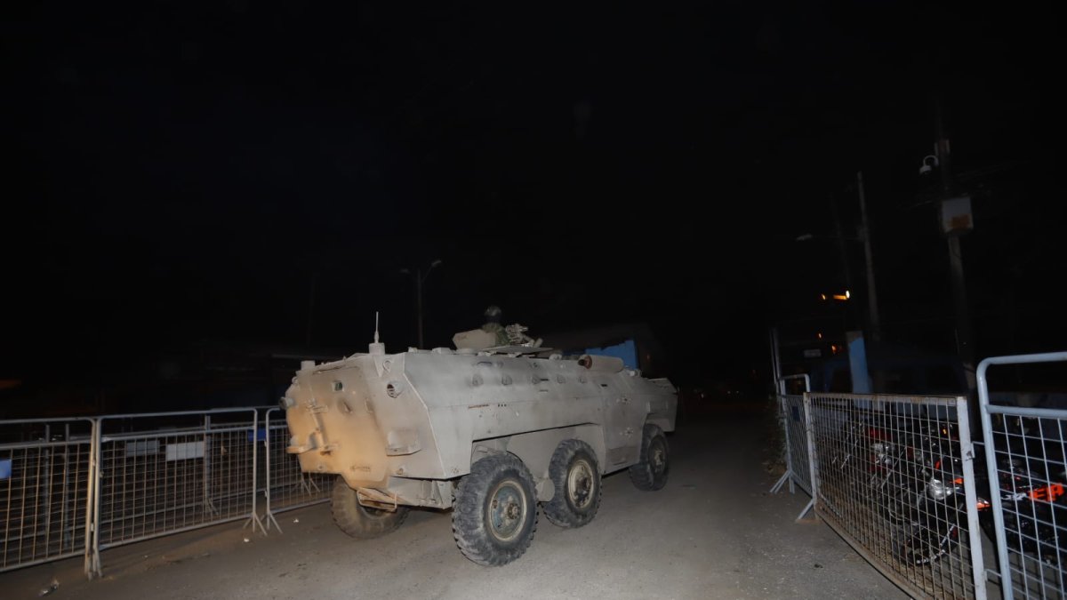​Desde los exteriores del centro carcelario, se observó el ingreso de cinco tanquetas.