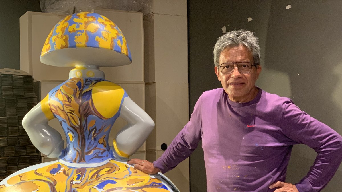 Artista Miguel Betancourt junto a su obra para el