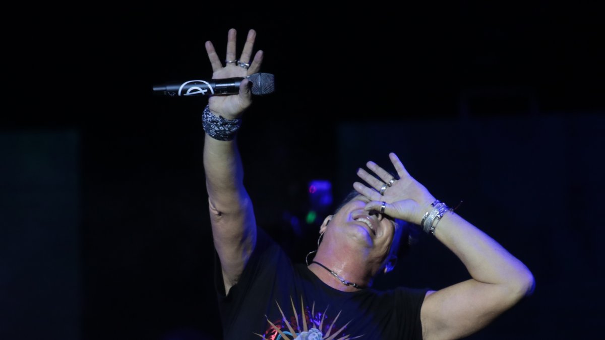 Foto de Archivo. Carlos Vives interpretando 'Ella es mi fiesta'