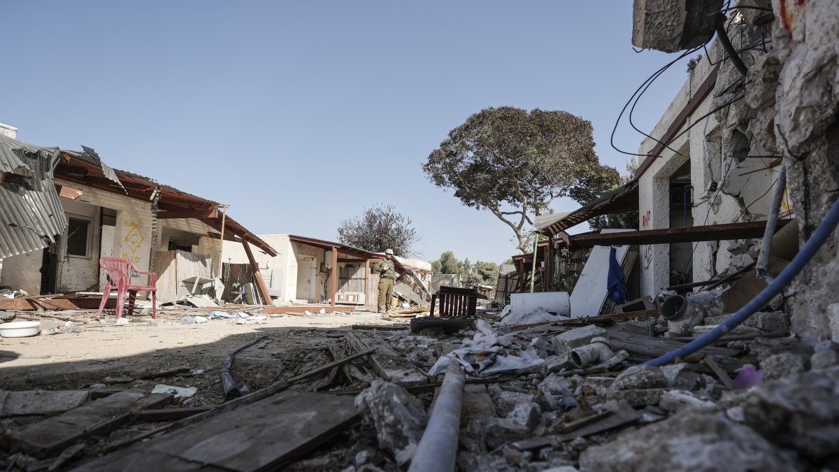 Un soldado camina por una calle del kibutz Kfar Aza, situada a tan solo tres kilómetros de la frontera con Gaza sufrió la perdida de mas de 100 de sus habitantes en el ataque terrorista de Hamas.