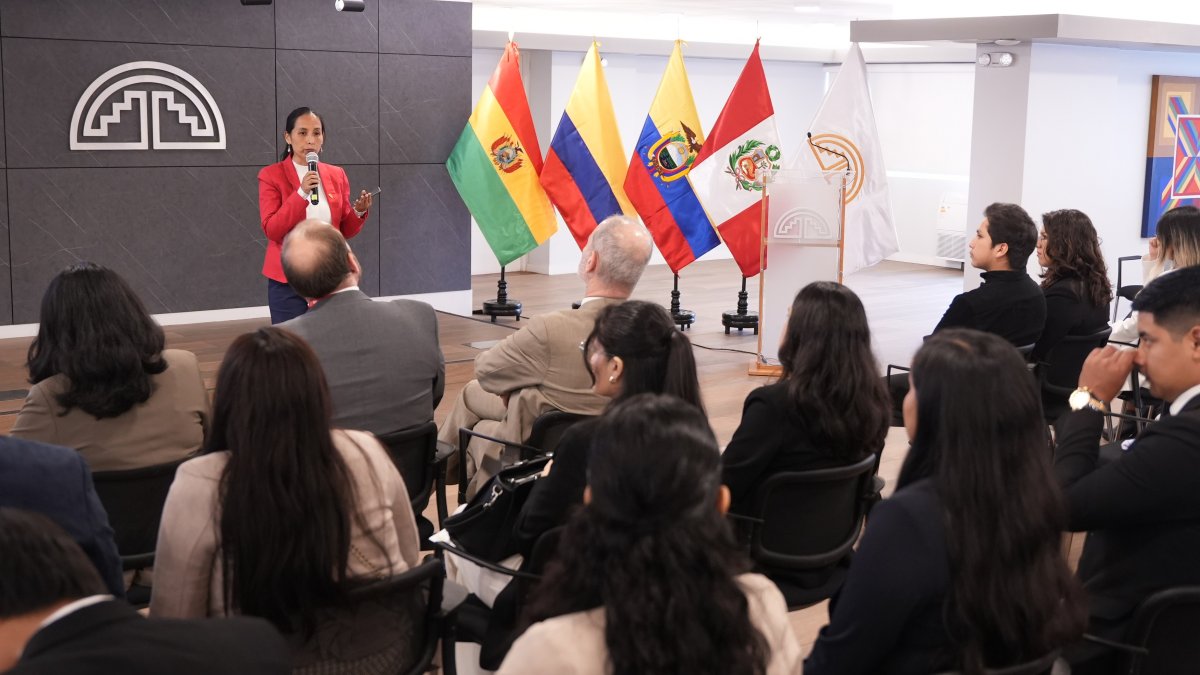 Además de los cursos virtuales se brindan capacitaciones presenciales en la sede de la CAN ubicada en Perú.