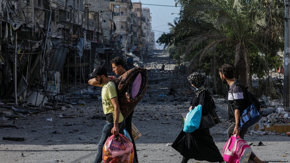 Varios residentes fueron registrados este lunes, 6 de noviembre, al evacuar a pie la ciudad de Gaza, en medio de las operaciones militares de Israel contra el grupo terrorista palestino Hamás.