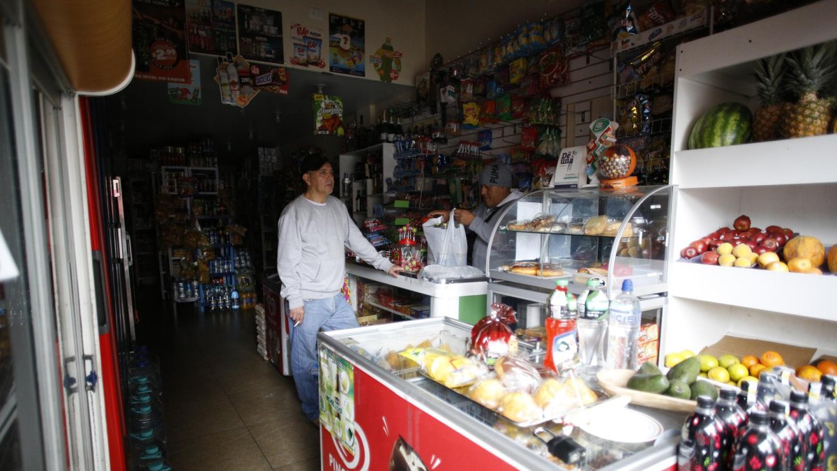 Un cliente compra en una tienda donde no hay energía en Quito (Ecuador), en una fotografía de archivo.