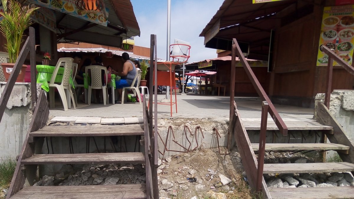 Esas son las escaleras que se han colocado al pie de la playa. Detrás de ellas se observa el muro roto.