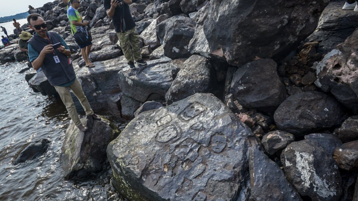 Un profesional en el lugar donde fueron hallados varios yacimientos arqueológicos