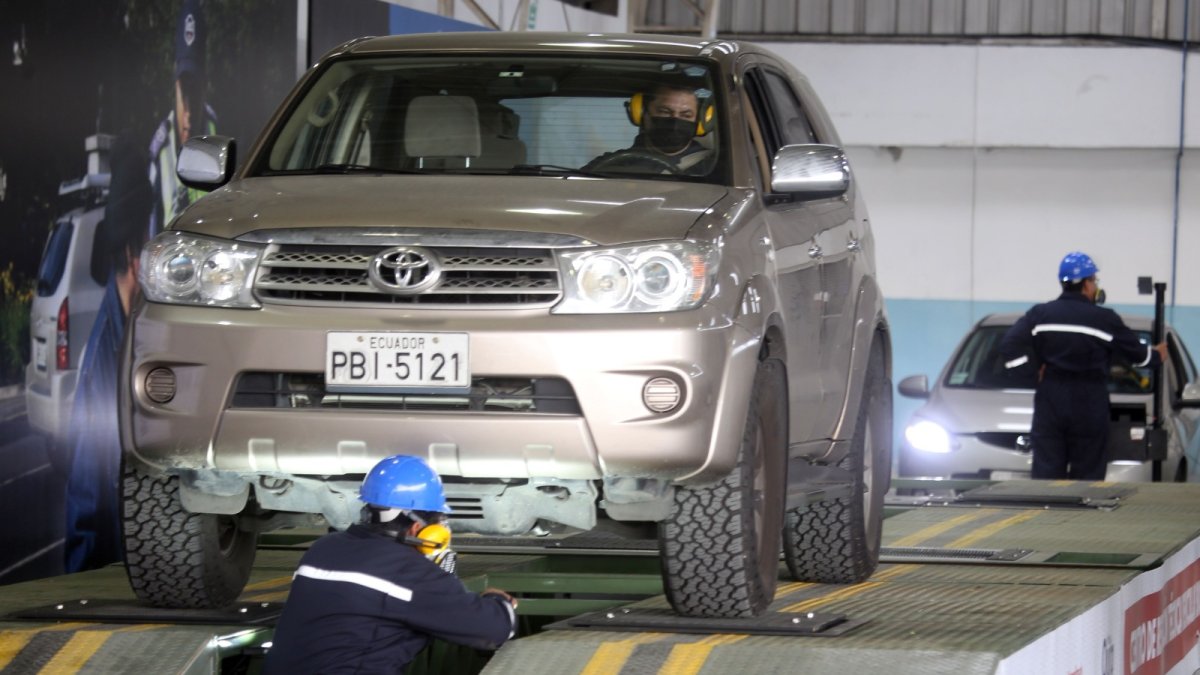 Los conductores, cuyos autos tengan placas que terminen en 0, deben cumplir con la revisión y matriculación.