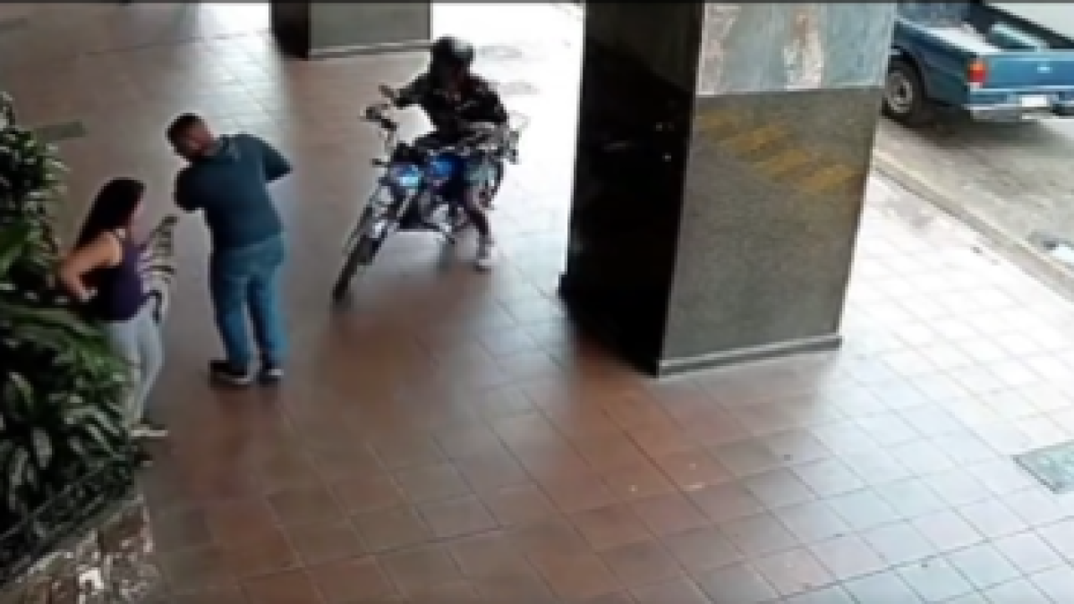 Acción. El robo frente al malecón quedó grabado por cámaras de seguridad.