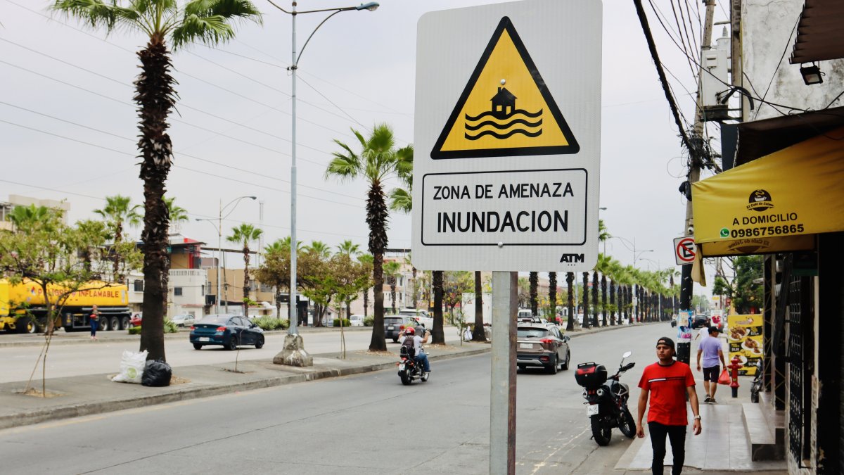 Advertencia. Son 44 señales verticales que se colocaron en sectores.