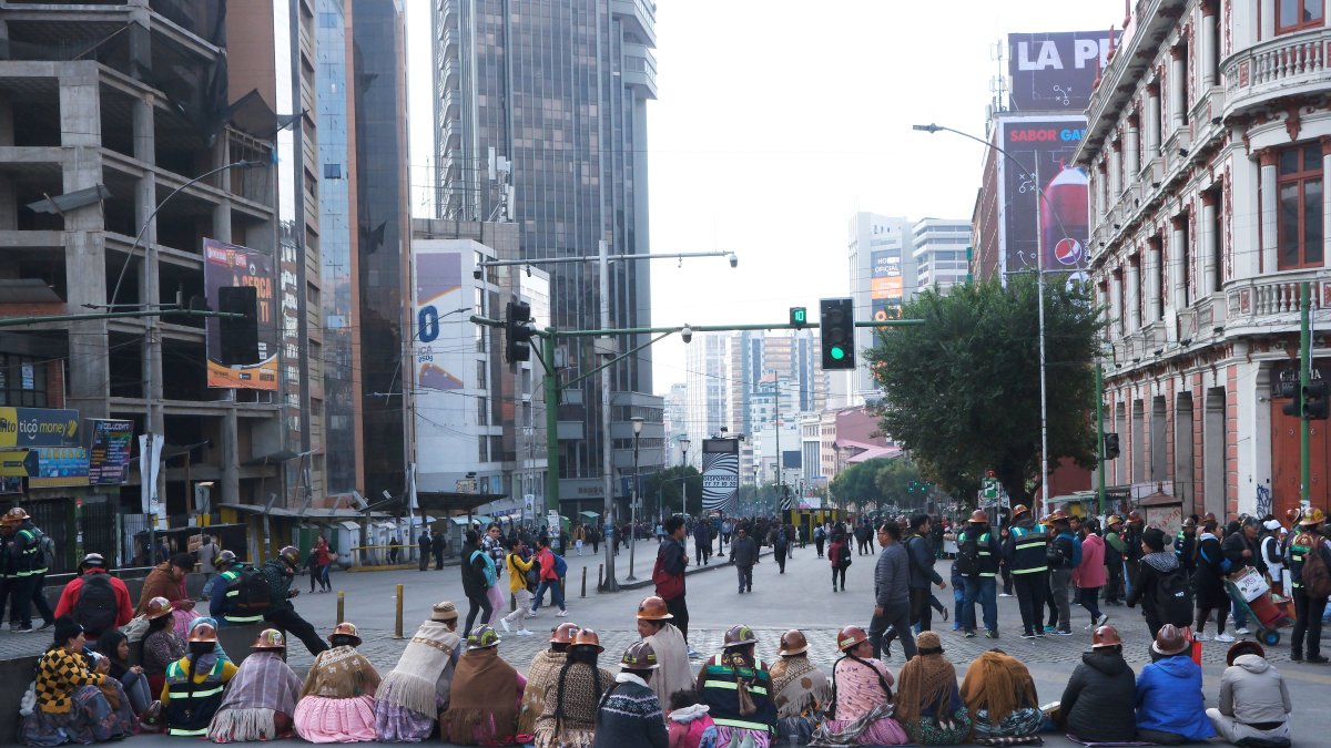 Mineros cooperativistas bloquean hoy varios barrios de la ciudad de La Paz (Bolivia).